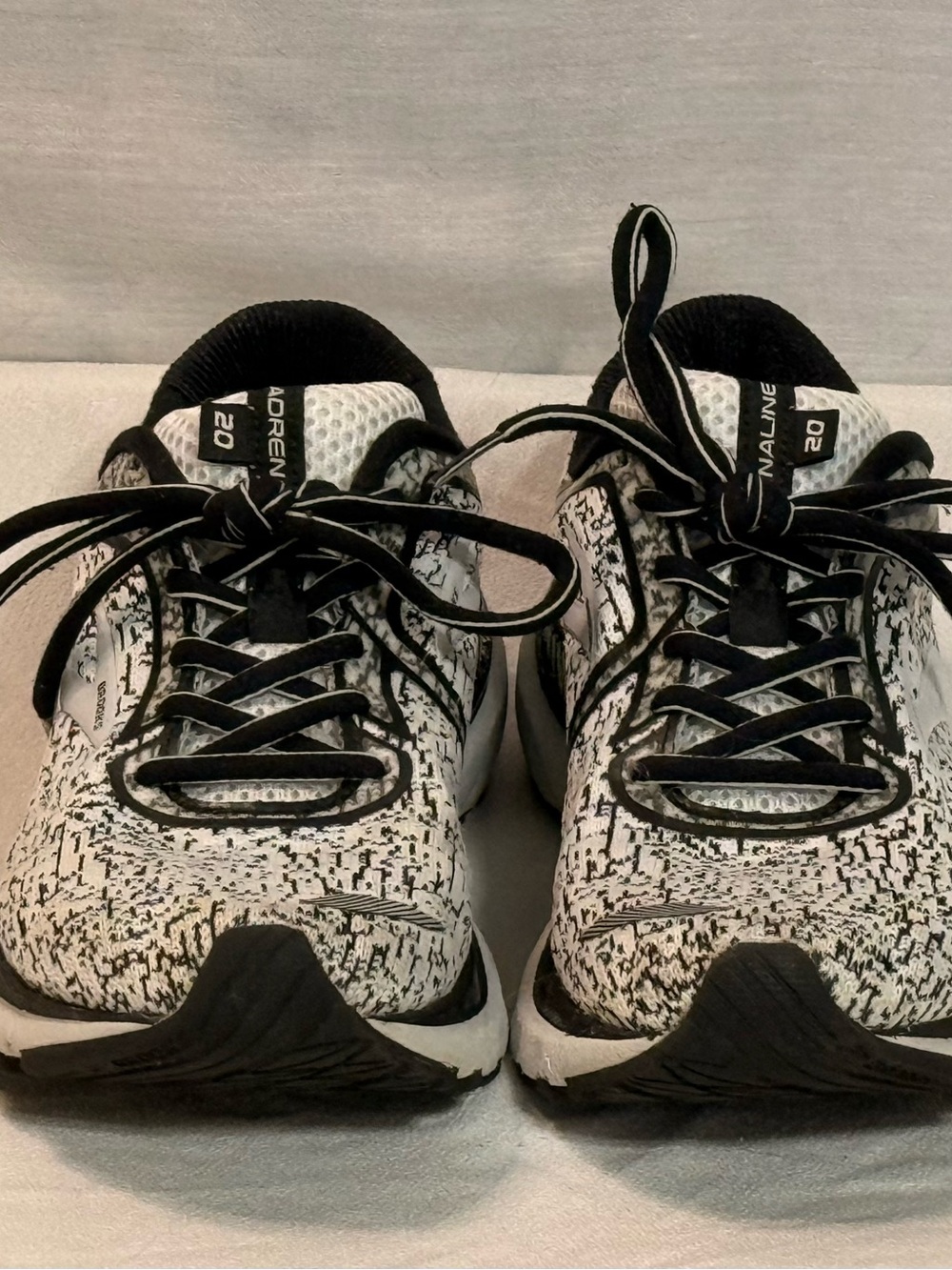 Brooks Adrenaline GTS 20 Black White Running Shoes Womenโs 7.5